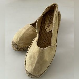 Lily Pulitzer Espadrilles, canvas with a hint of gold!